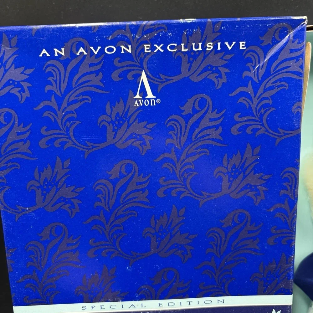 Vintage‎ Winter Velvet Barbie Mattel 1995 Special Edition Avon Exclusive #15571